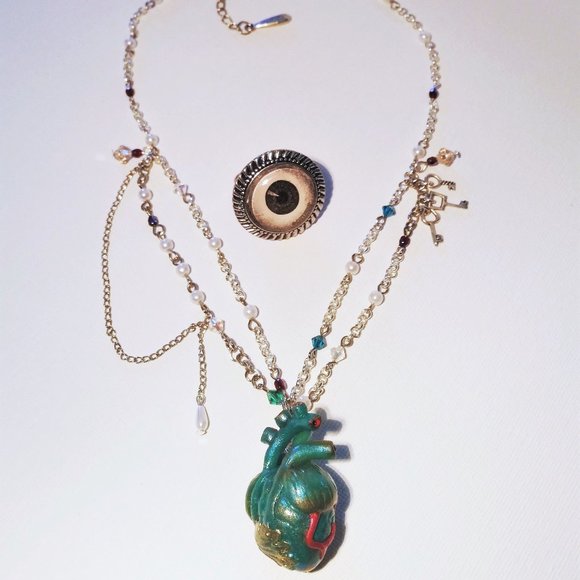 HANDMADE Mermaid's anatomical heart necklace filled with pearls. - Picture 2 of 6